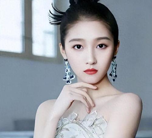 女明星头像关晓彤,青春活力，时尚女神的蜕变之路